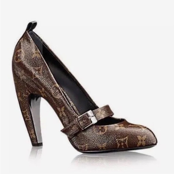 Shoes - There is a slight peeling at the bottom of the heel , I wore it twice . still gd